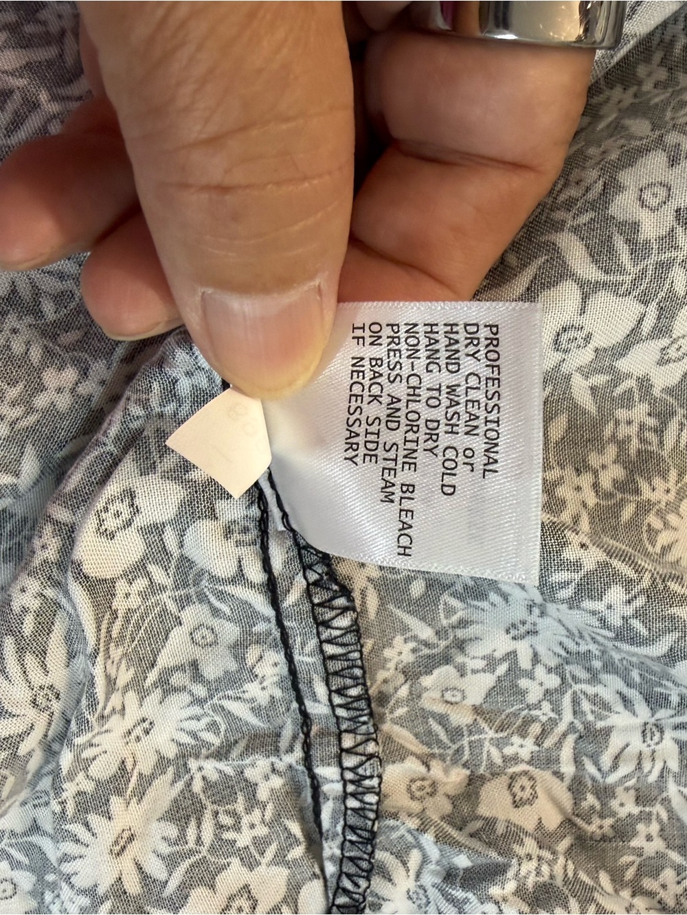Jones & Co Women’s NWT Size 1X Black & White Floral V-Neck Top Sleeve Tie - Picture 7 of 7